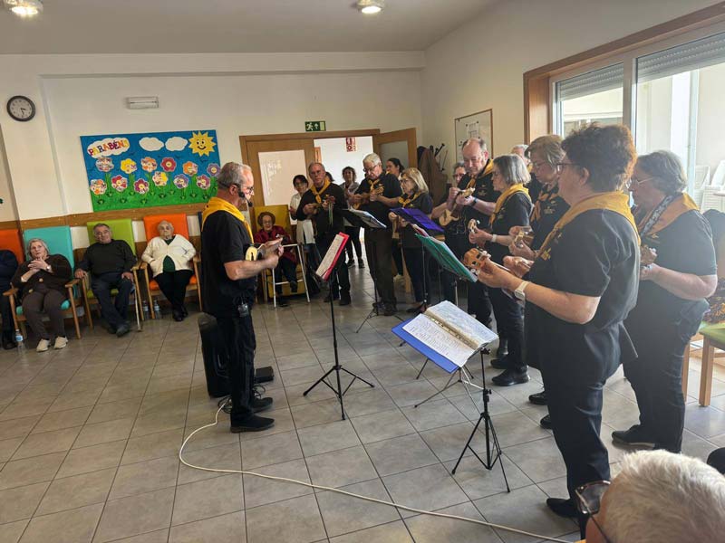 Grupo de Cavaquinhos no Centro de Apoio Social de Azoia